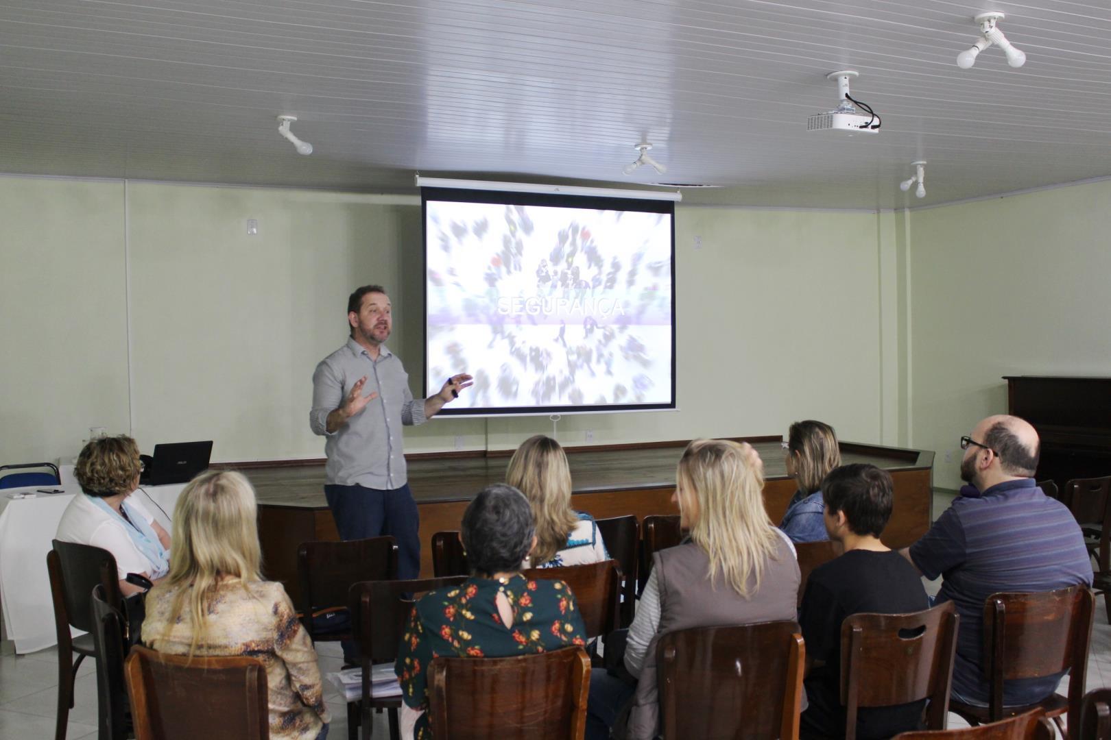 Famílias participam de palestra sobre projeto de vida