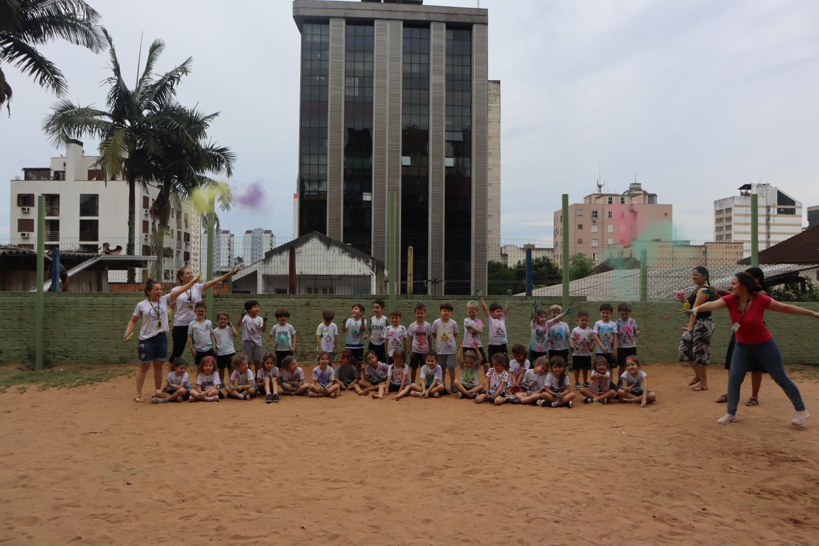 Festa das Cores marca despedida dos Níveis 4 da Unidade Oswaldo Cruz 