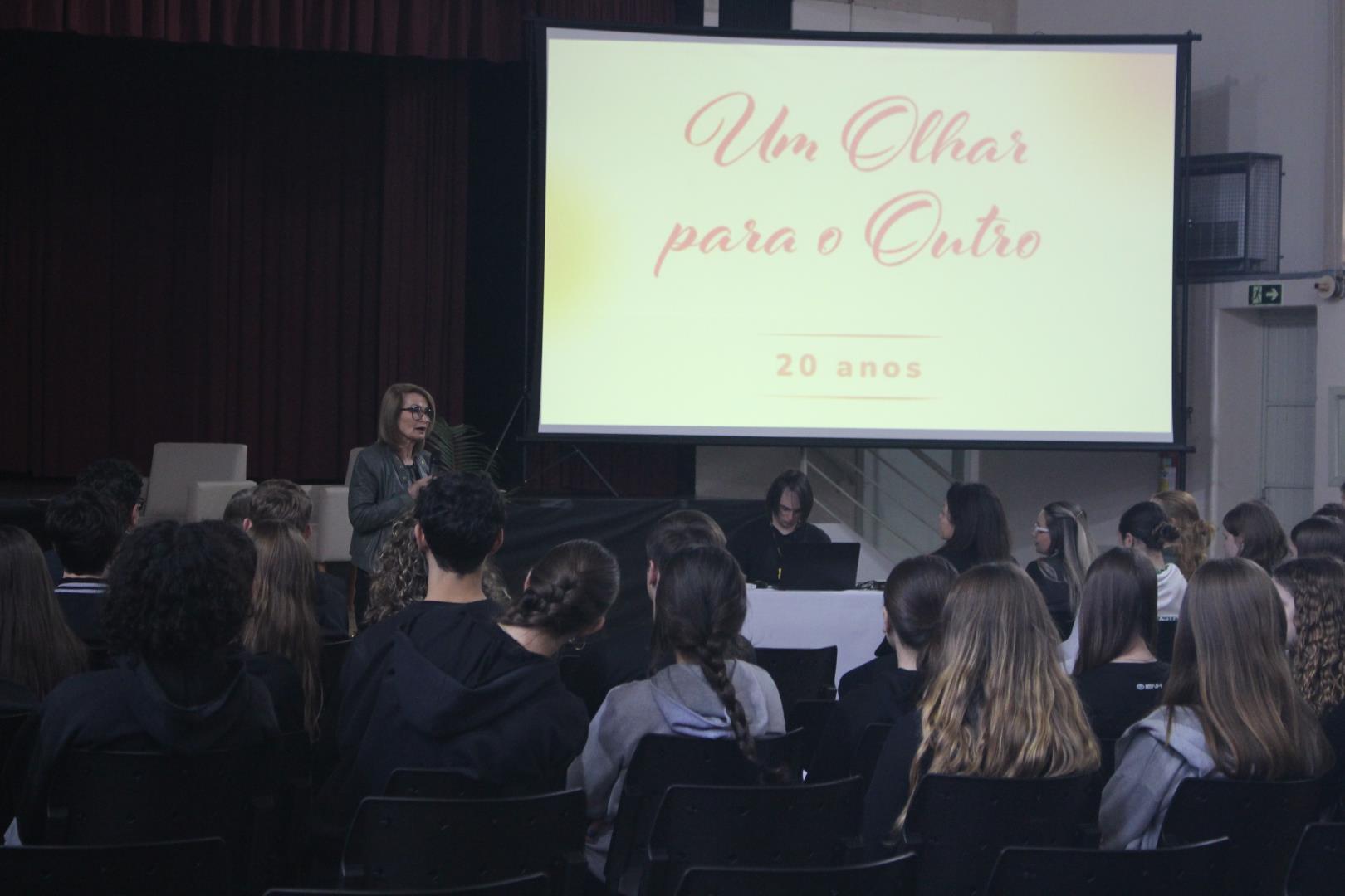 Fórum Social reúne comunidade escolar em dia de homenagens e apresentações Fórum Social reúne comunidade escolar em dia de homenagens e apresentações