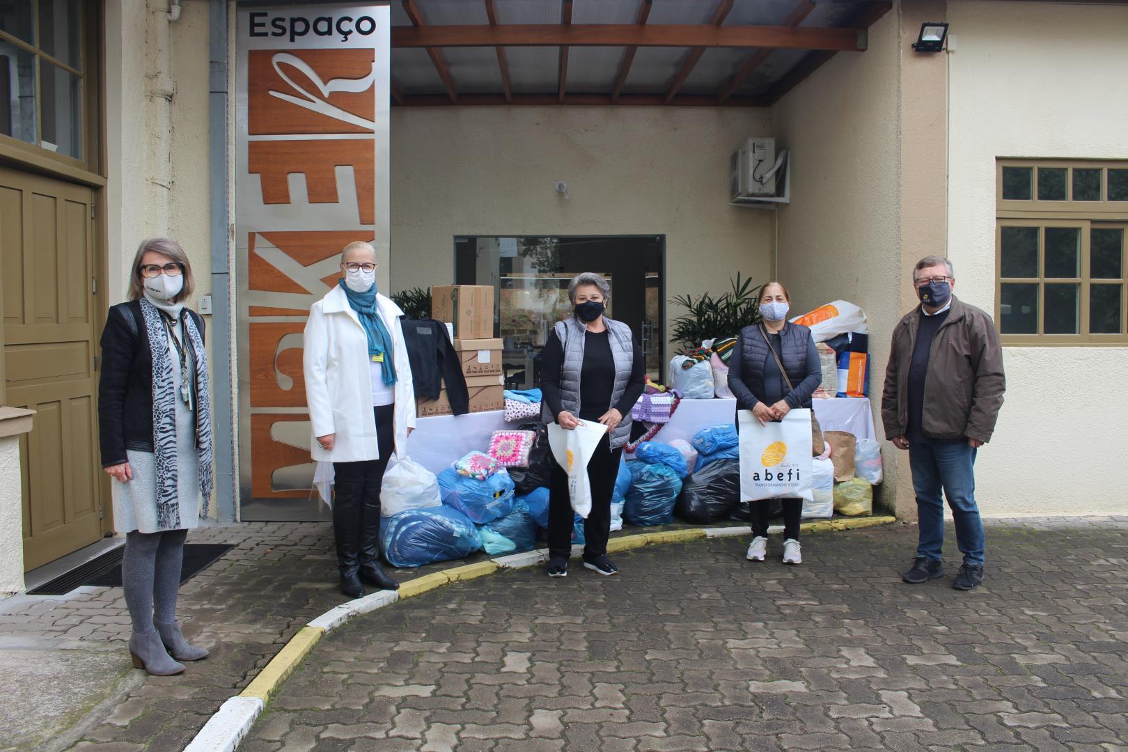 Grupo de Mulheres Ellos da IENH entrega de agasalhos à ABEFI