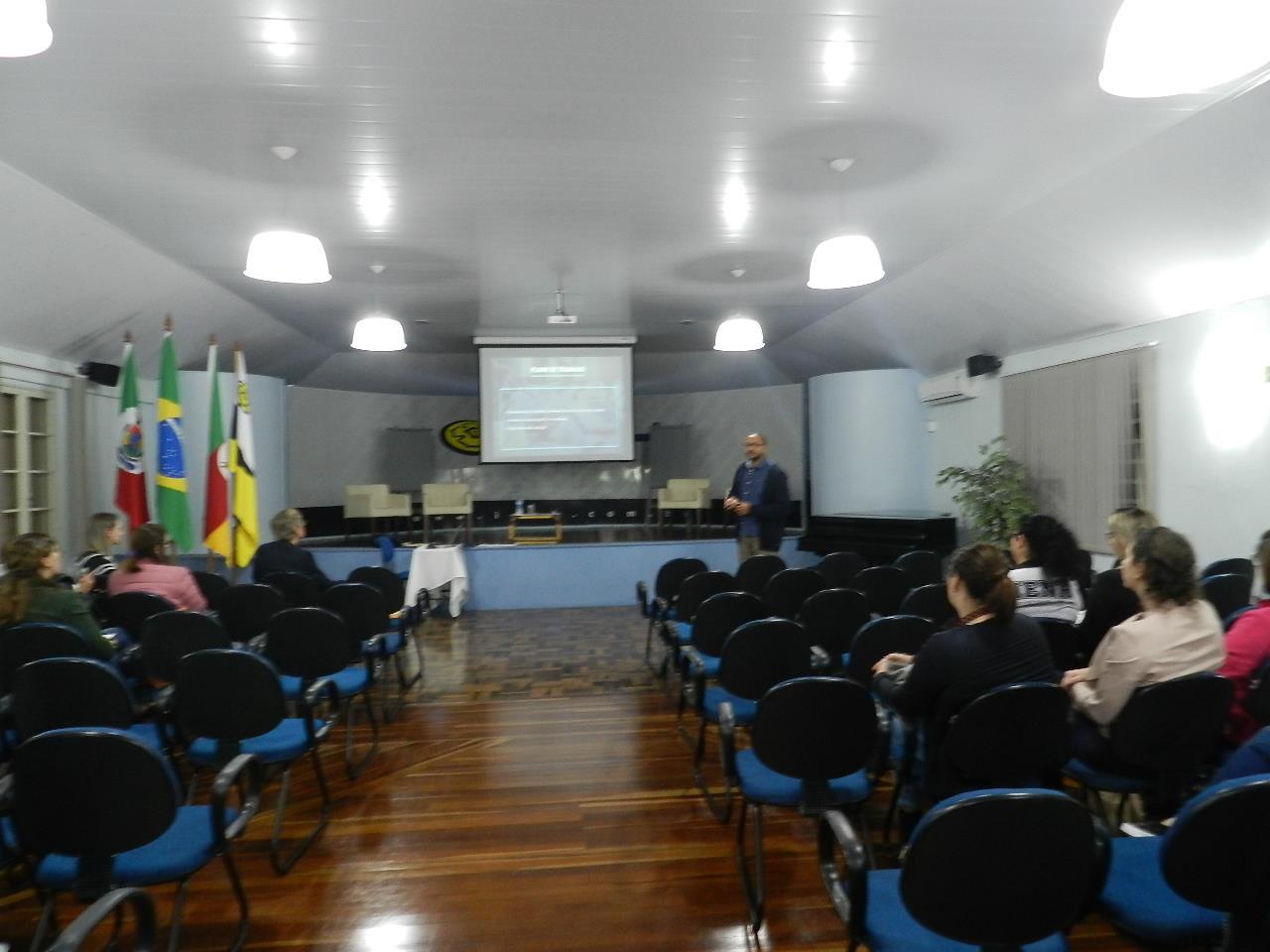 Homenagem e palestra na reunião geral de professores