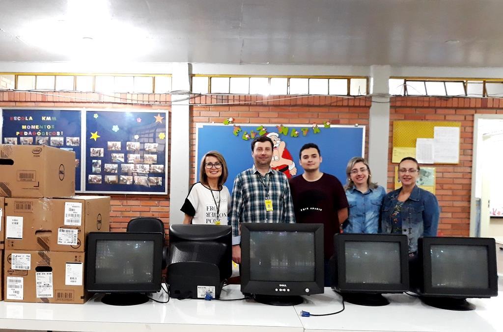 IENH doa computadores para Escola Keli Meise Machado a partir de atividade do Curso Técnico