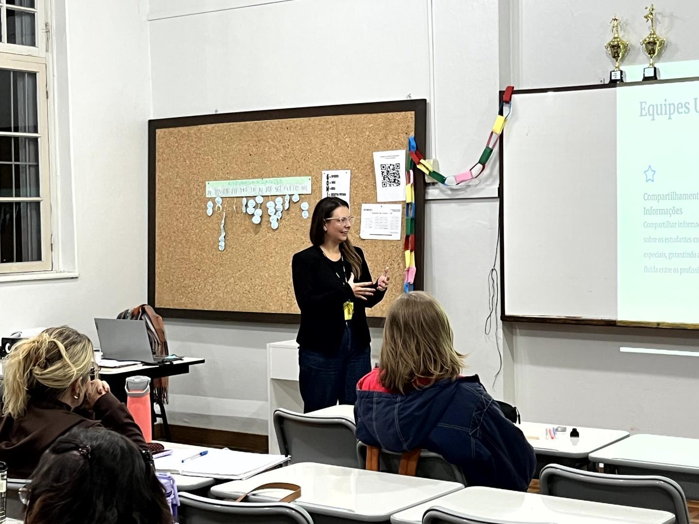 Inclusão e aprendizagem são temas de aula ministrada por coordenadora da IENH na aula de Psicologia