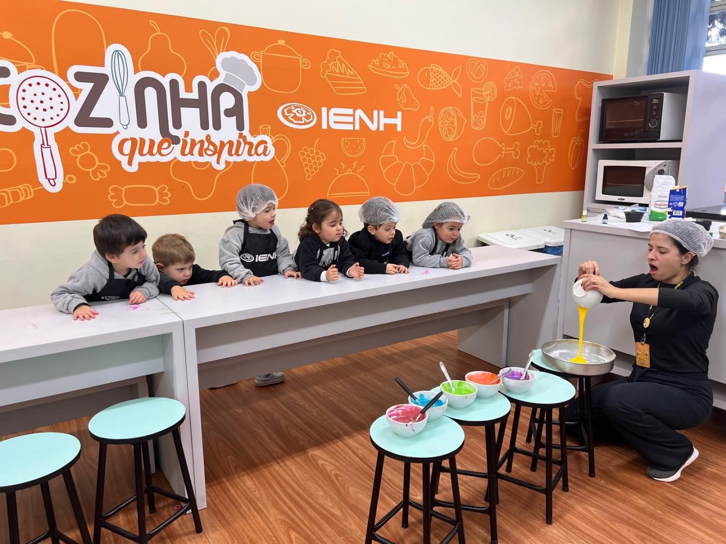 Kindergarten 2 da Unidade Pindorama vivencia experiências culinárias na Unidade Pindorama