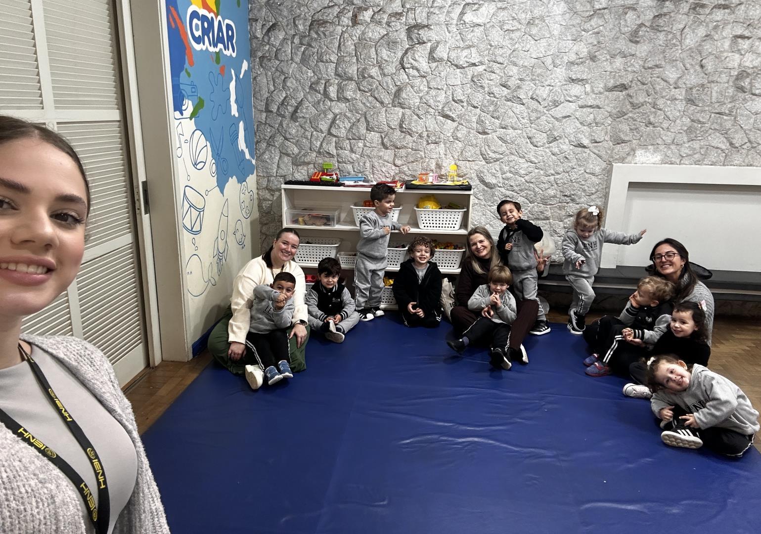 Kindergarten 3B da Unidade Pindorama recebe visita da personagem da história A Fada do Pano de Chão