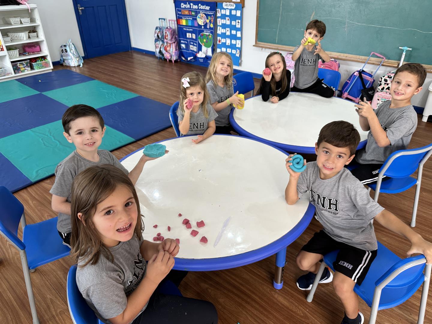 Kindergarten 5A da Unidade Pindorama explora a escrita do nome com massinha de modelar