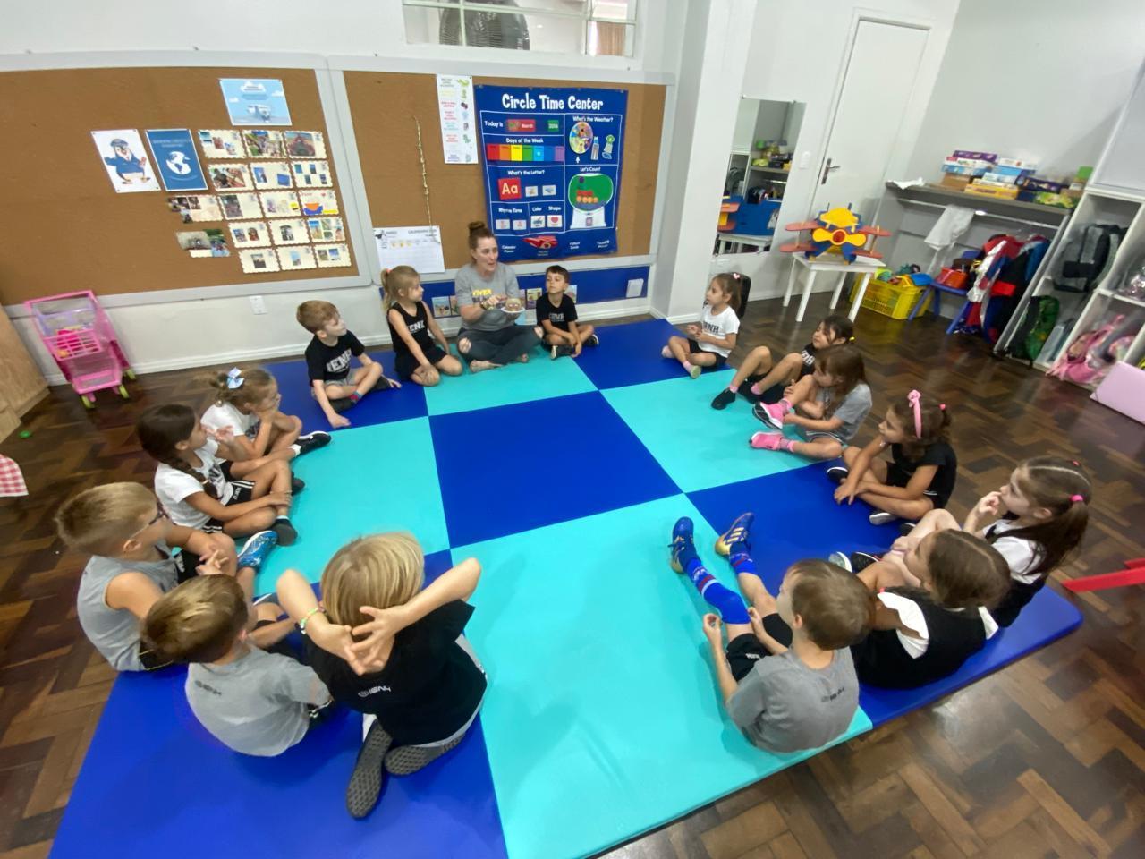 Mascotes marcam início do ano letivo no Kindergarten 5 da Unidade Oswaldo Cruz 
