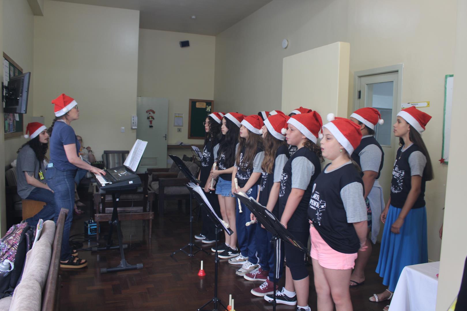Meninas do Arte em Movimento emocionam a Unidade Fundação Evangélica com canções natalinas 