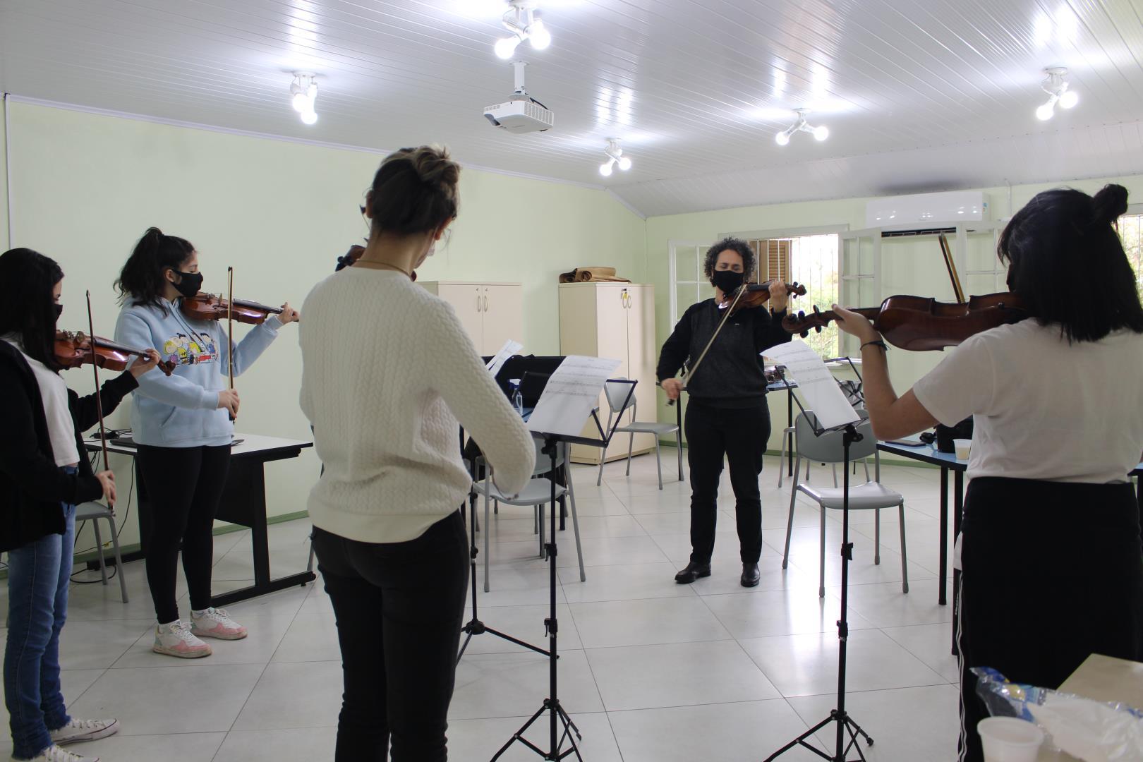 Meninas do Arte em Movimento participam de ensaio presencial