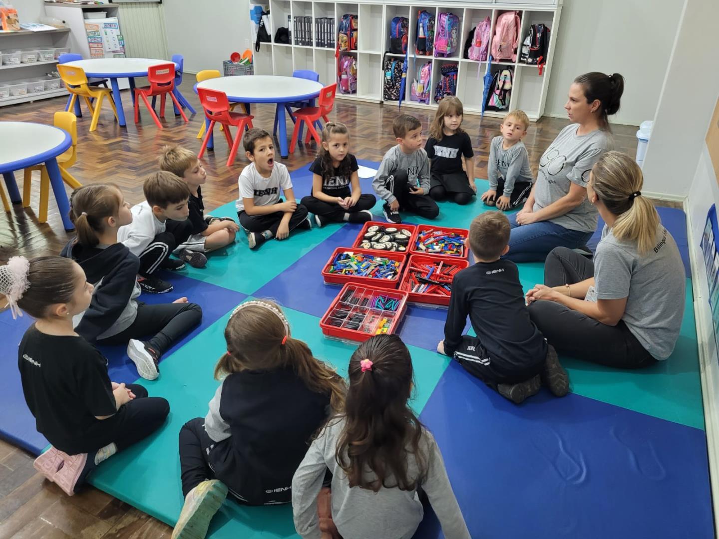 Momento no pátio inspira atividades com lego na Educação Infantil da IENH