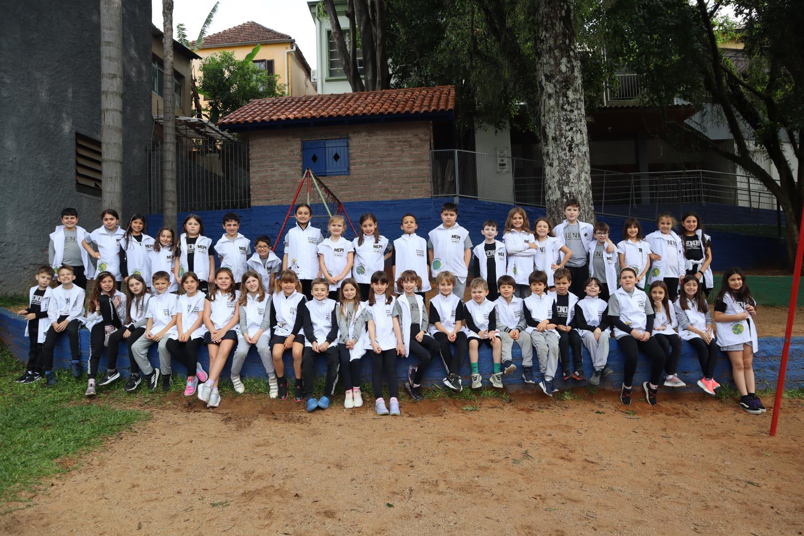 Monitores Ecológicos do Year 2 da Unidade Pindorama realizam plantio na horta comunitária