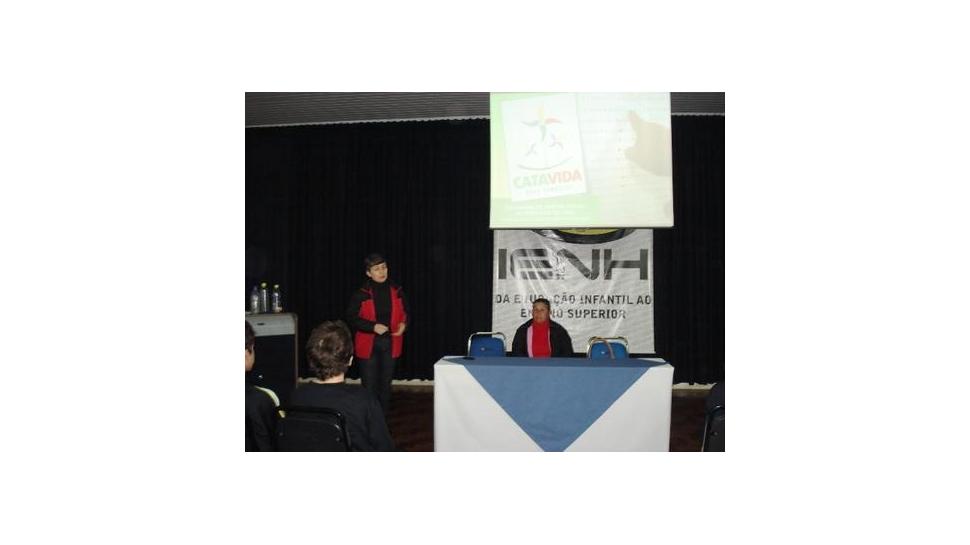 Integrantes do Programa Catavida realizam palestras na IENH Integrantes do Programa Catavida realizam palestras na IENH