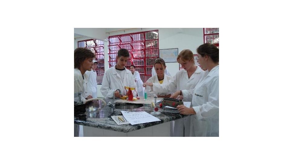 Alunos da 8ª série têm aula prática de ciências naturais Alunos da 8ª série têm aula prática de ciências naturais