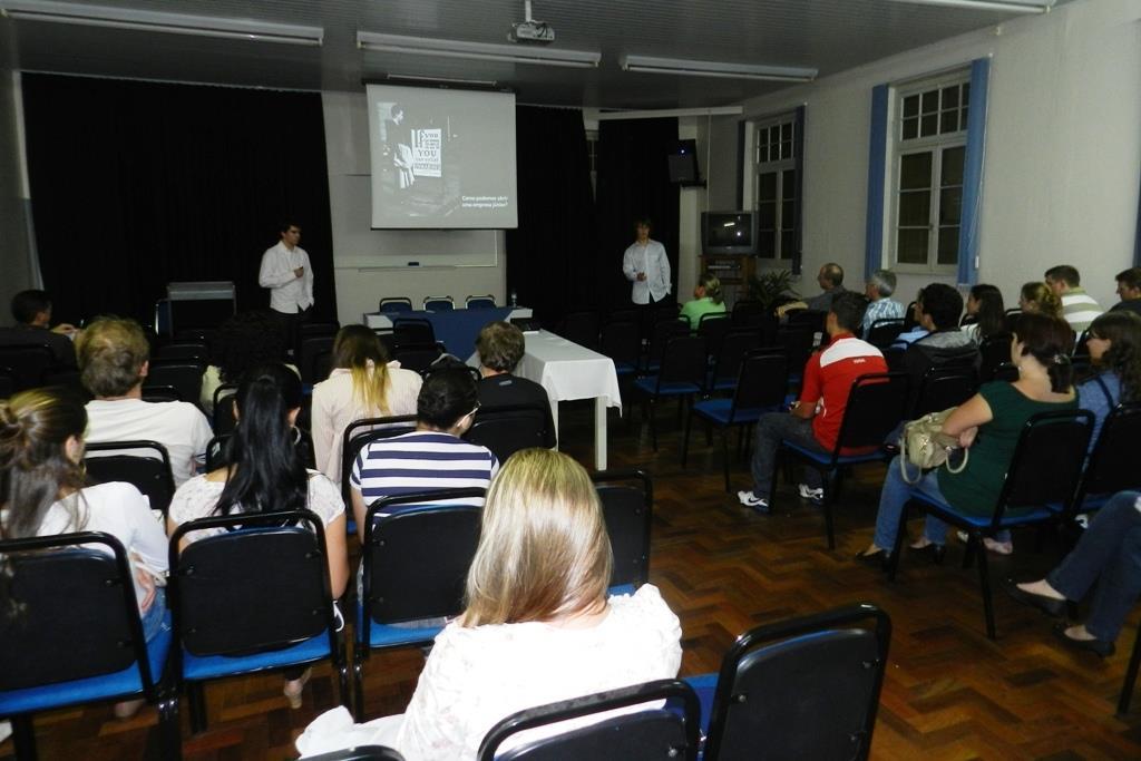 Palestra sobre empreendedorismo e Empresas Júnior