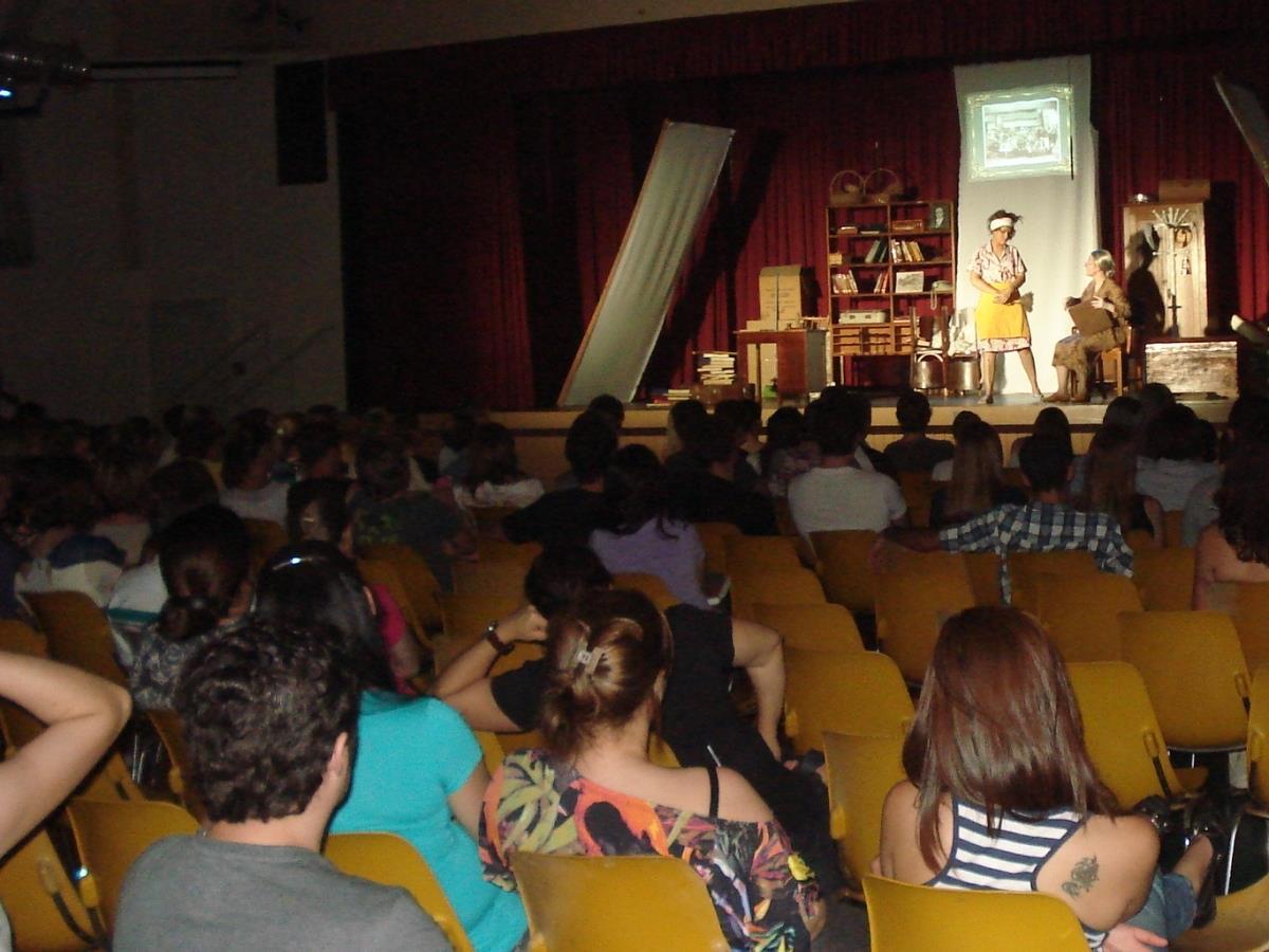 Teatro alusivo aos 180 anos da IENH