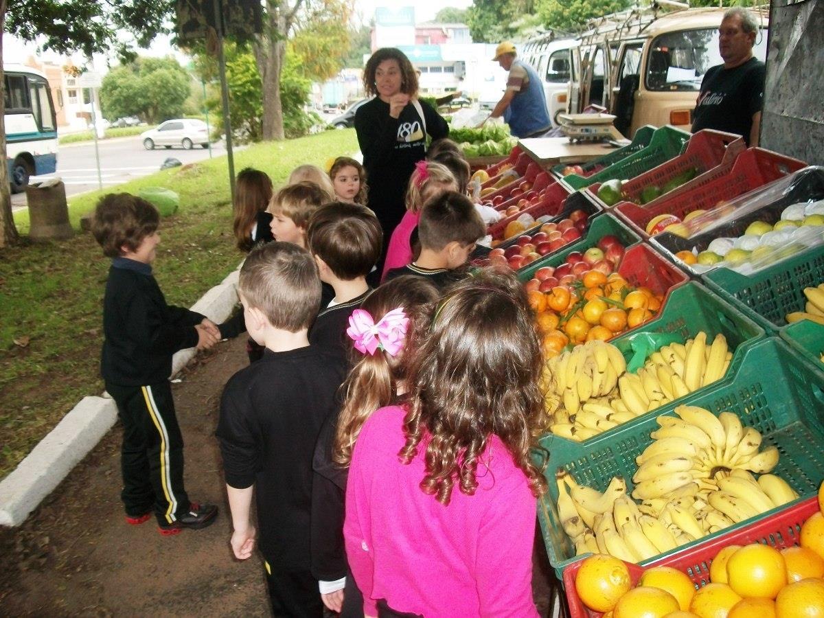 Passeio até Feira de Agricultores oportuniza degustação de frutas