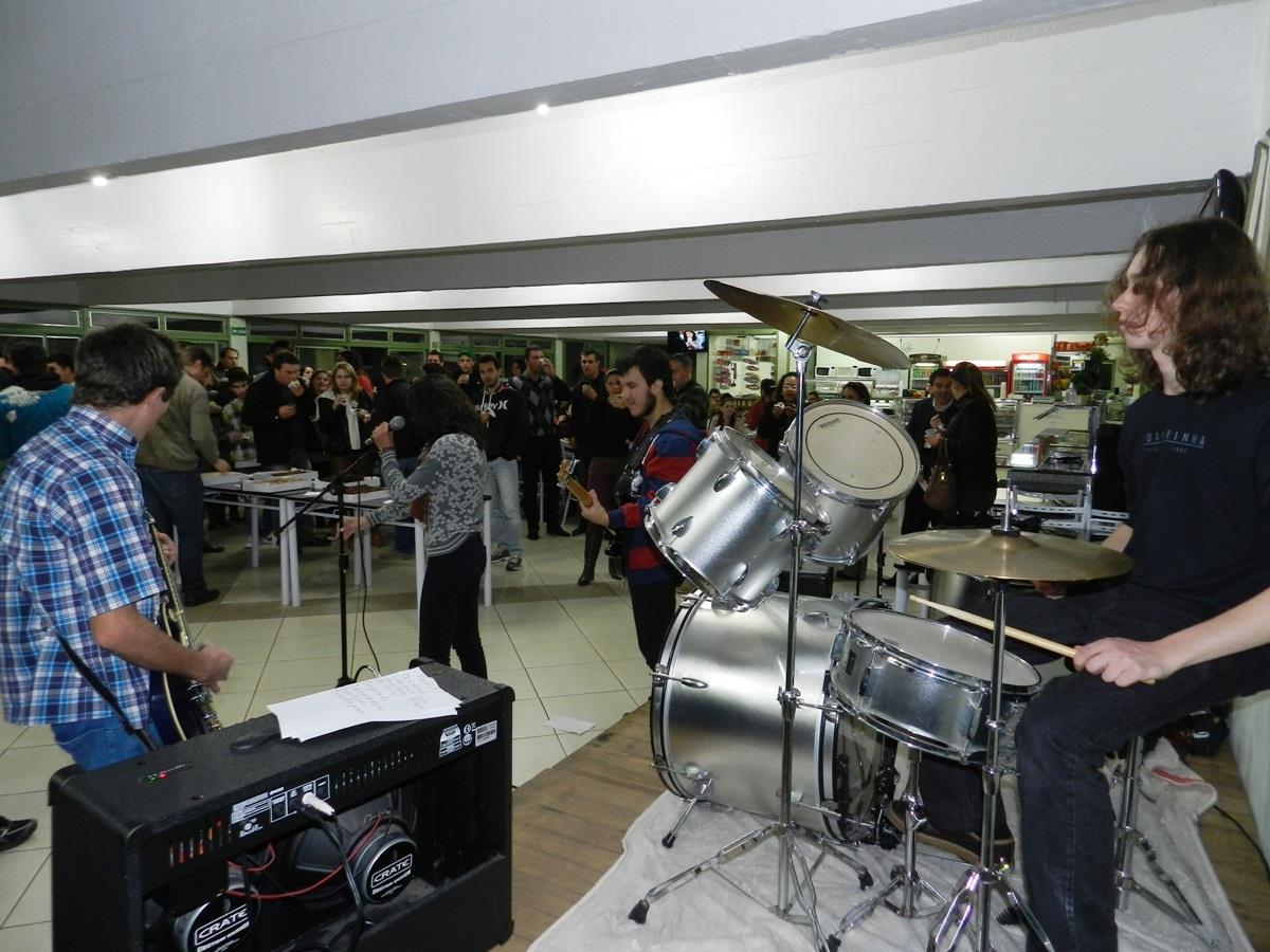 Estudantes recebidos com música na noite de segunda-feira