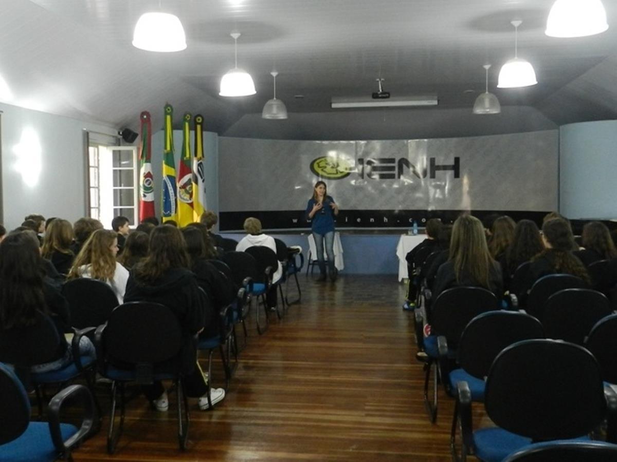 7ºs anos assistem palestra e participam de bate-papo