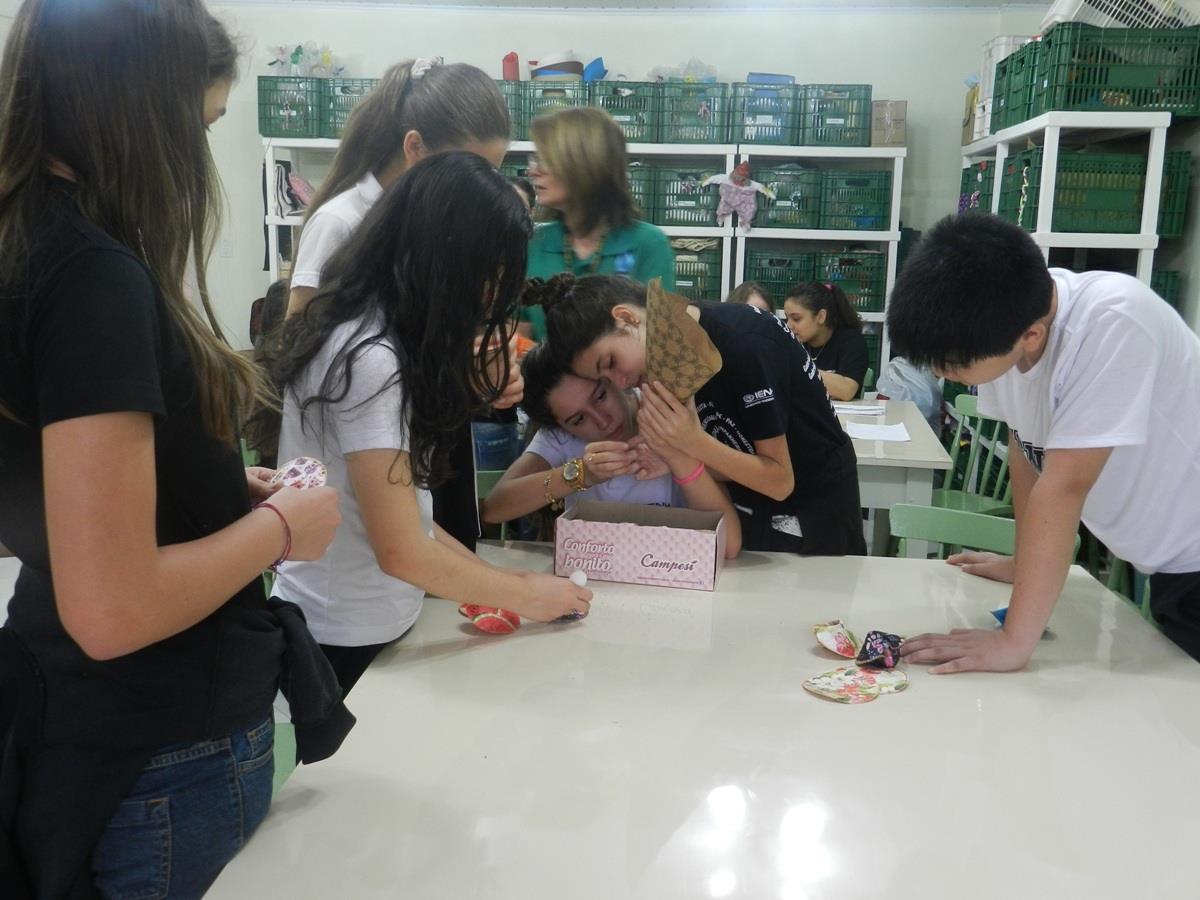 Produção de brinquedos antigos integra o projeto de estudos