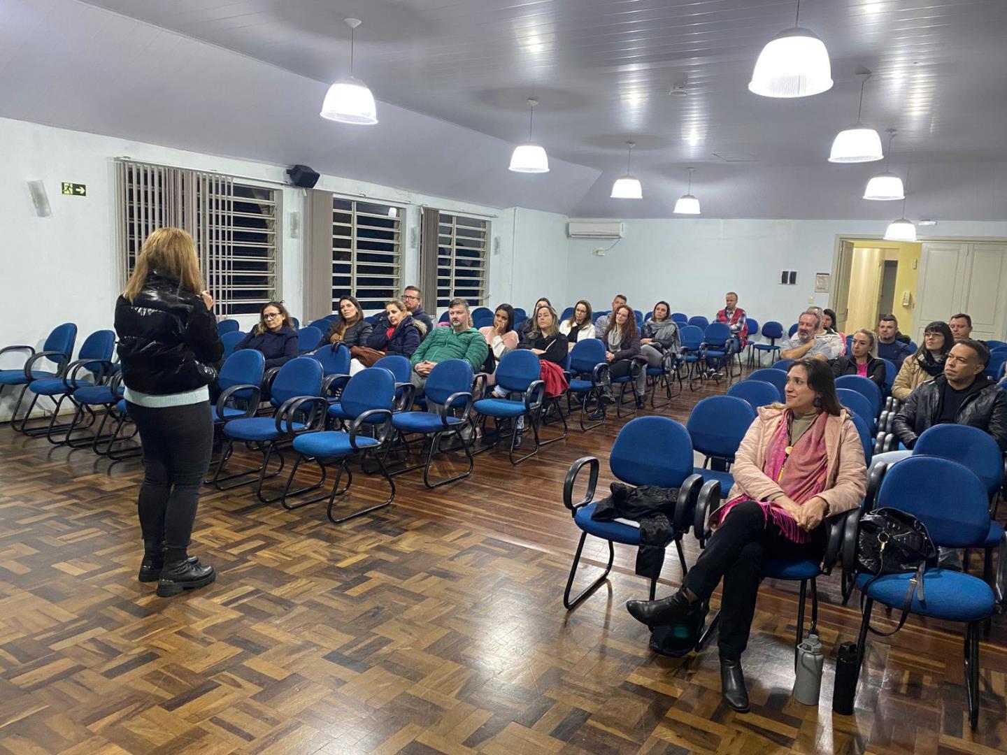 Pais de alunos dos 6° anos participam de reunião com o Núcleo Pedagógico da Fundação Evangélica