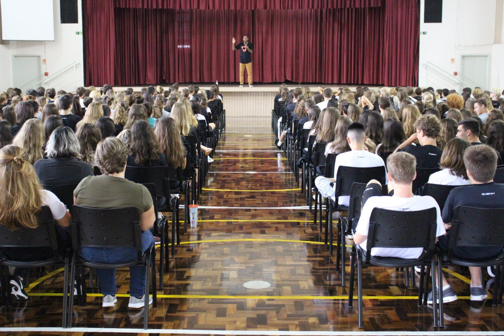 Palestra sobre dança incentiva alunos a criarem suas próprias coreografias