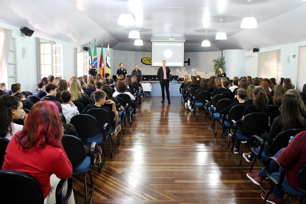 Palestra sobre prevenção, riscos e uso de substâncias ilícitas na Unidade Fundação Evangélica