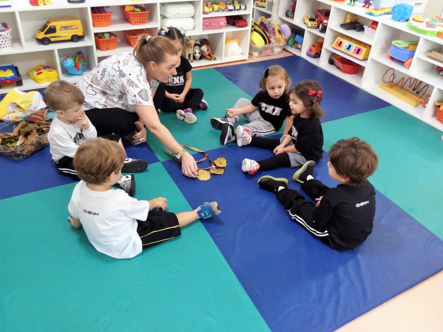 Pintura com elementos da natureza no Nível 2E da Educação Infantil