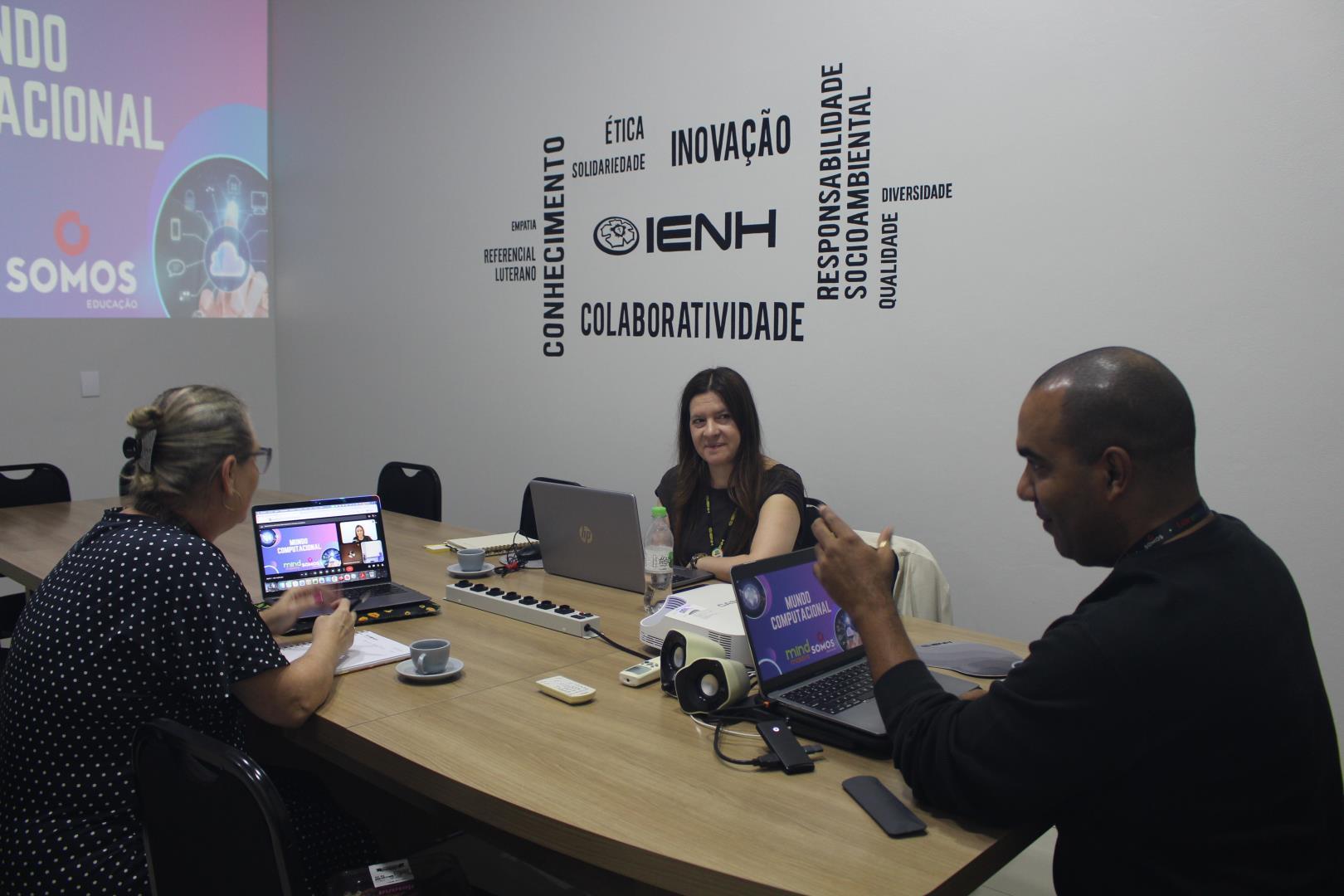 Planejamento pedagógico fortalece estratégias para o Mundo Computacional na IENH