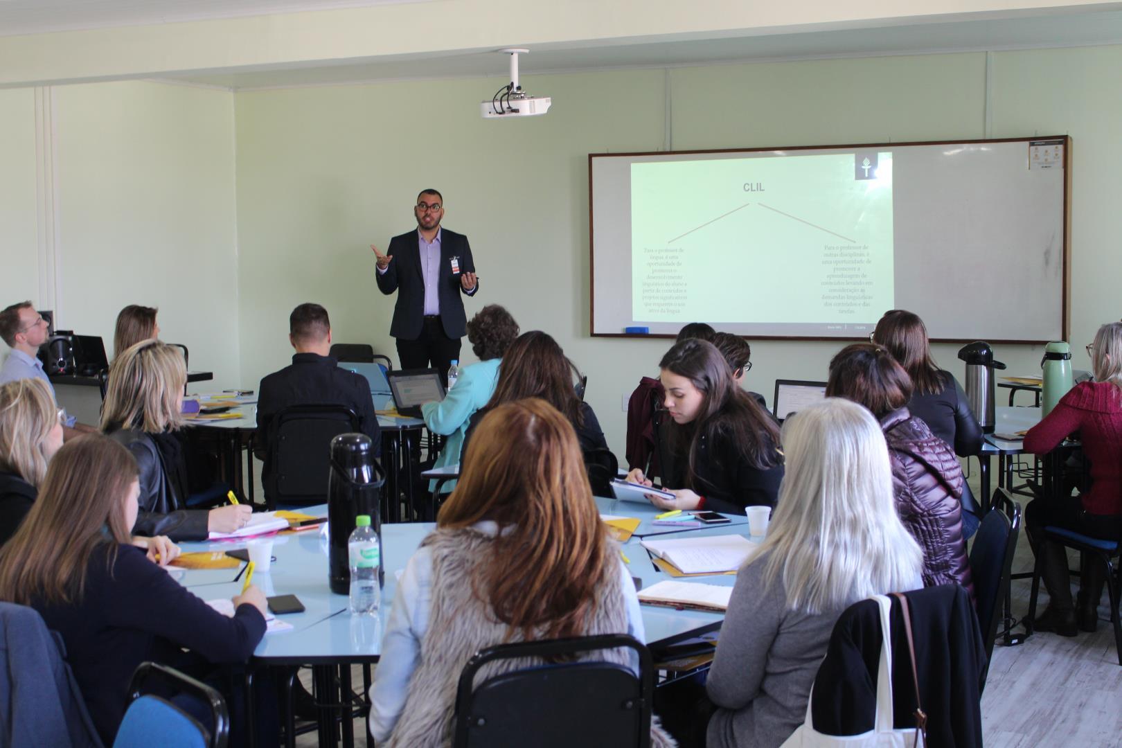 Professor da Finlândia realiza curso sobre a abordagem CLIL na IENH