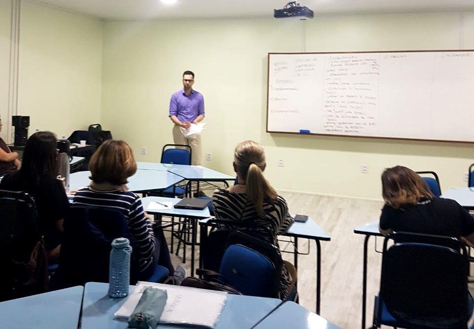 Professores da IENH participam de capacitação sobre iniciação científica na escola