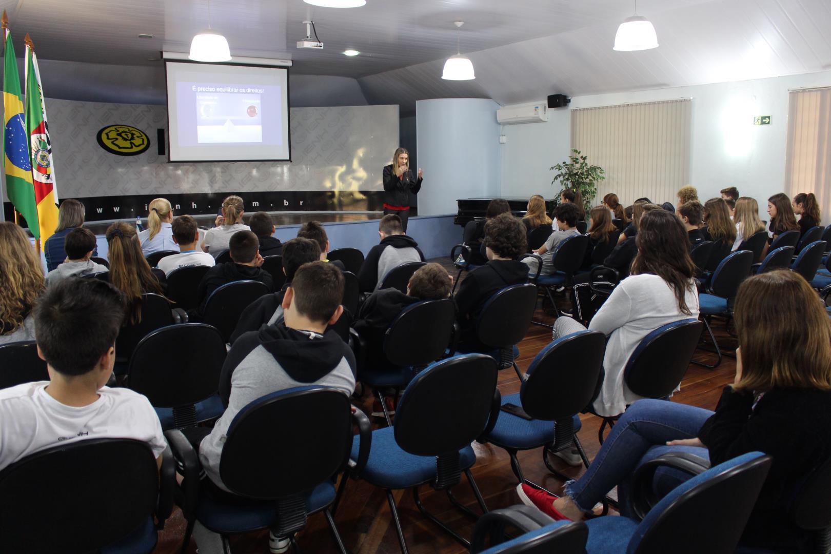 Redes sociais são tema de palestra para os 7°s anos do Ensino Fundamental 