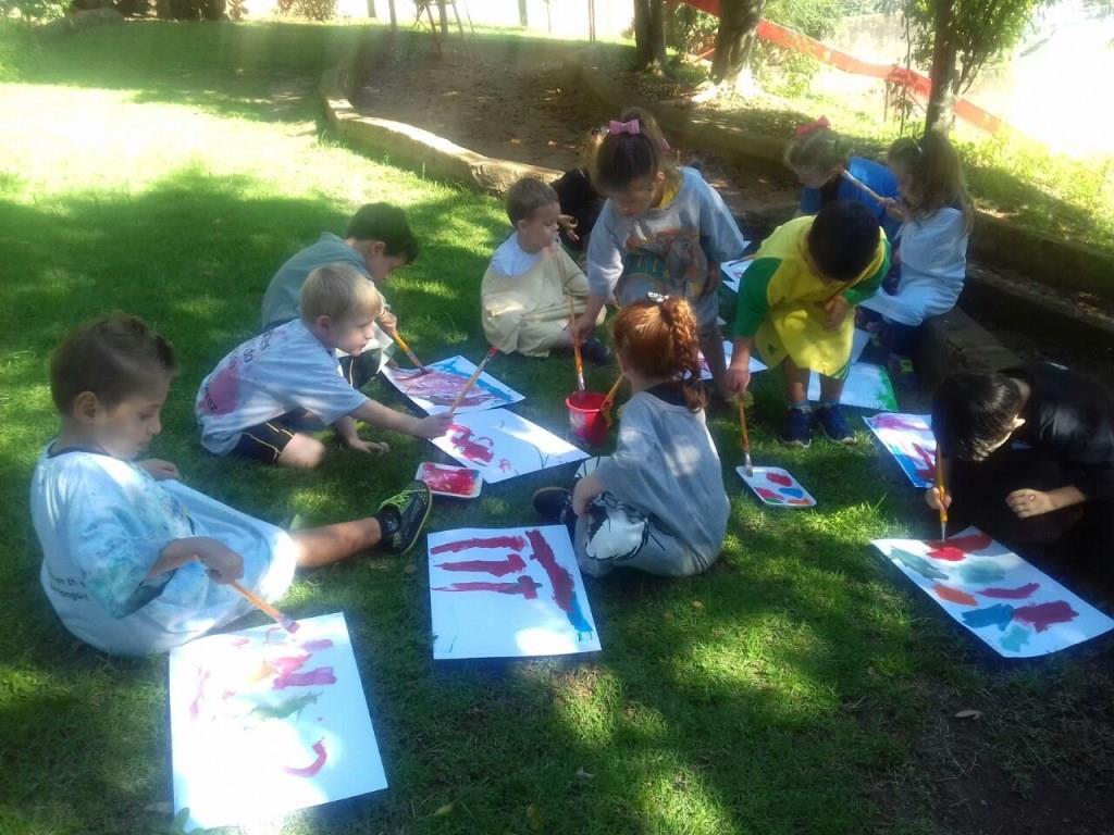 Story time and painting outside: história e pintura ao ar livre em Língua Inglesa nos Níveis 4