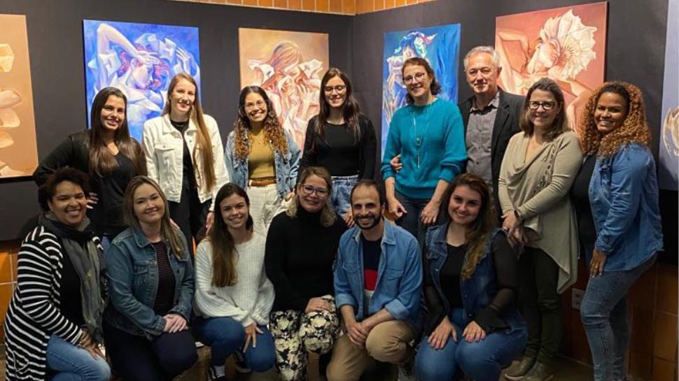 Turma de curso de especialização da Faculdade IENH visita exposição