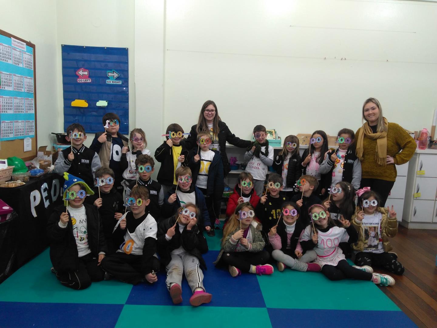 Turmas do Currículo Bilíngue comemoram os 100 dias de aula na Unidade Pindorama  Turmas do Currículo Bilíngue comemoram os 100 dias de aula na Unidade Pindorama