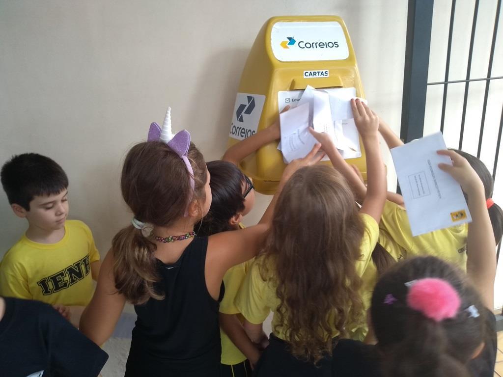 Turma realiza visita aos Correios e conhece o processo da entrega das cartas