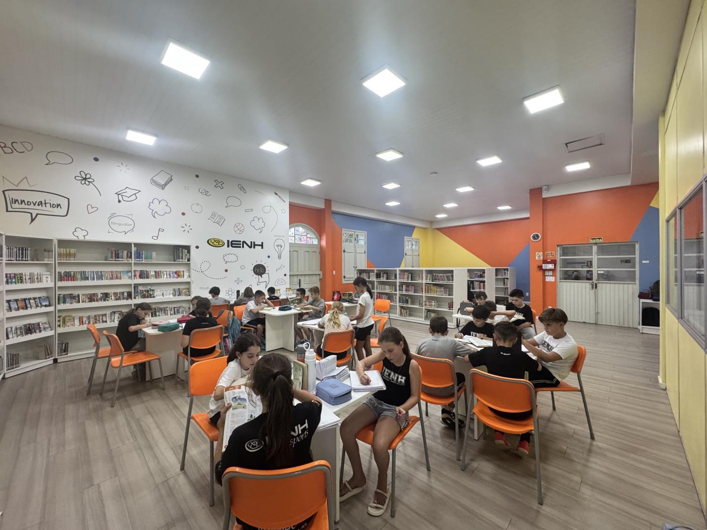 Turmas de Year 5 da Unidade Pindorama exploram a criatividade na biblioteca  Turmas de Year 5 da Unidade Pindorama exploram a criatividade na biblioteca