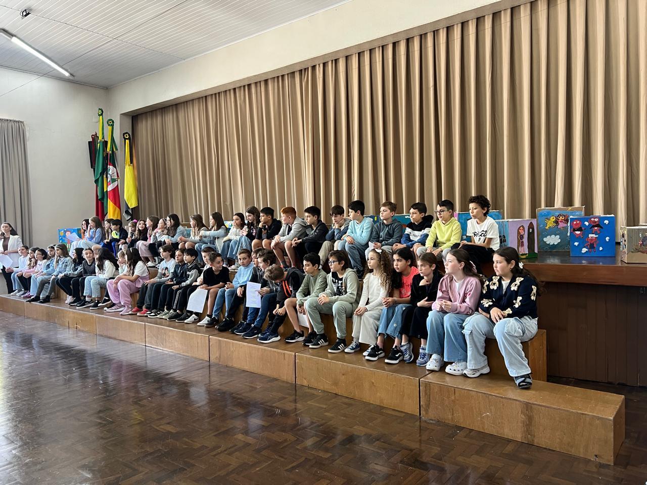 Turmas do Year 4 da Unidade Oswaldo Cruz realizam a produção de livros digitais