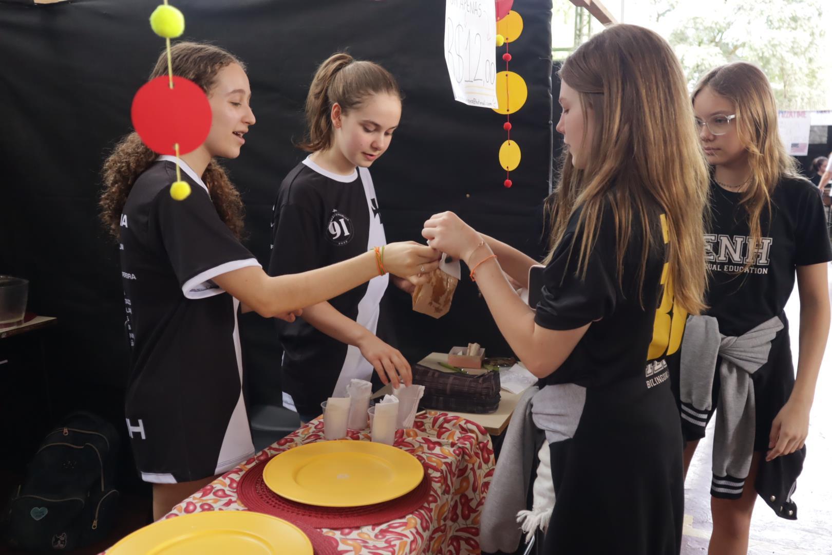 Turmas dos 9°s anos da IENH realizam feira gastronômica nas quadras da Escola