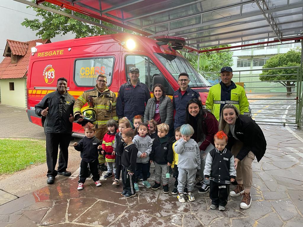 Turmas dos Níveis 2 da Unidade Oswaldo Cruz recebem visita do Corpo de Bombeiros