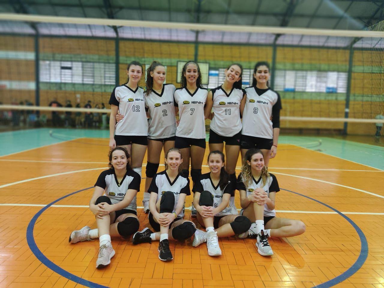 Vôlei feminino da IENH conquista 2° lugar na primeira fase da Copa Escolar  Colégio Martin Luther