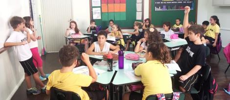 Alunos bilíngues recebem visitante do Canadá em sala de aula Alunos bilíngues recebem visitante do Canadá em sala de aula