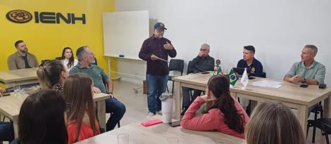 Alunos da IENH recebem certificado de Destaque Ambiental em reunião do Rotary Club Alunos da IENH recebem certificado de Destaque Ambiental em reunião do Rotary Club