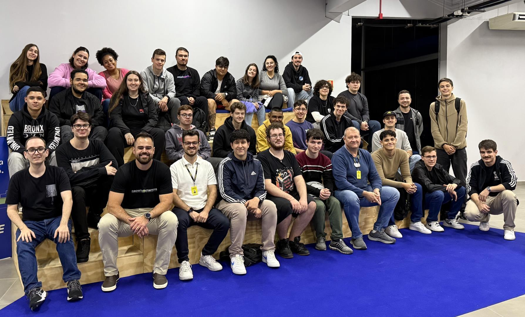 Alunos da IENH visitam o CIT e participam de palestra sobre a jornada do usuário com Felipe Barão
