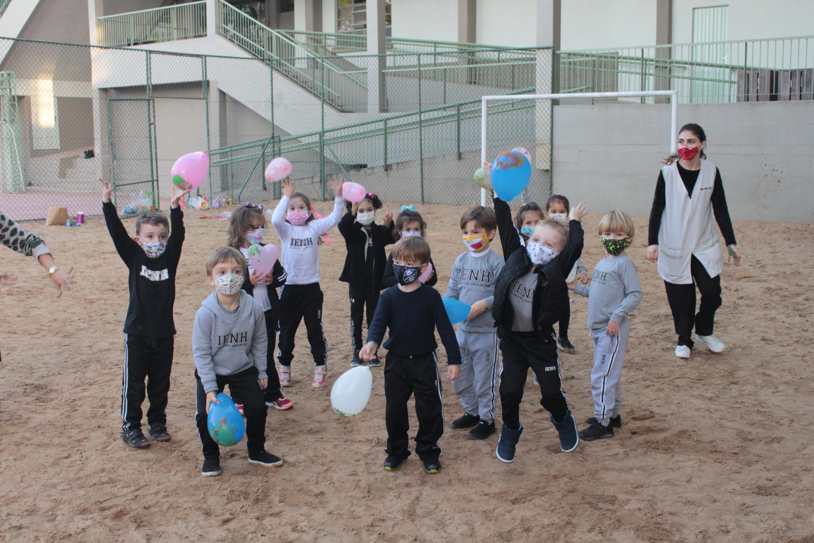 Atividade “Bye bye, balloon” une diversão e aprendizado na Unidade Pindorama