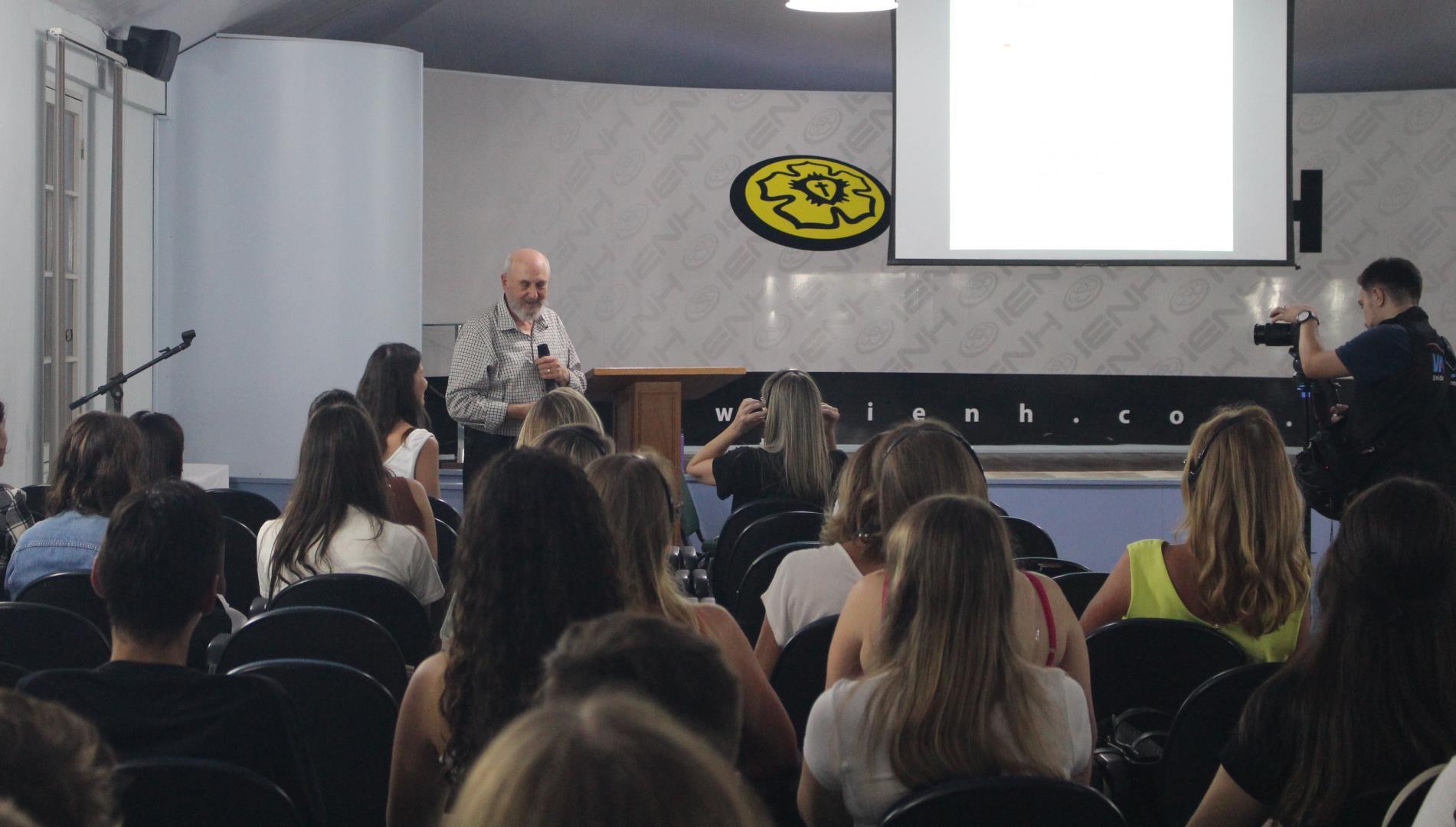 Aula inaugural do Curso de Psicologia contou com ministrante internacional