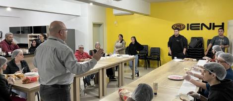 Aula Prática 'Fábrica de Sanduíches' no Curso Técnico em Administração Aula Prática 'Fábrica de Sanduíches' no Curso Técnico em Administração