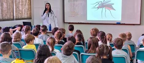 Eco Friends 2024 da Unidade Oswaldo Cruz participam de palestra sobre a Dengue