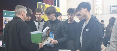 Feira Internacional aproxima estudantes da IENH de universidades no Exterior Feira Internacional aproxima estudantes da IENH de universidades no Exterior