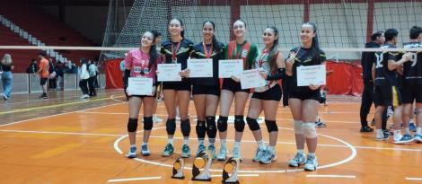 Infanto de Voleibol da IENH conquista lugar mais alto no pódio do Intercolegial