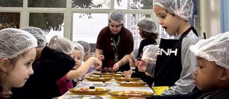 Kindergarten 4C da Unidade Pindorama explora inglês e criatividade em Cooking Class Kindergarten 4C da Unidade Pindorama explora inglês e criatividade em Cooking Class